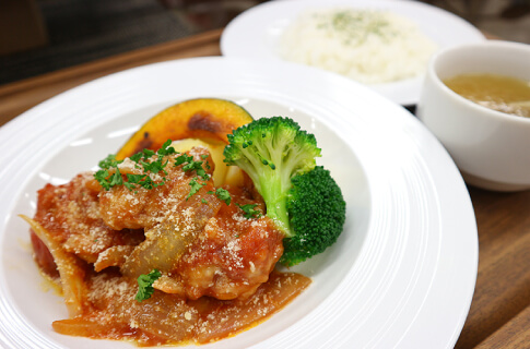 通常メニュー　鶏肉のトマト煮込み