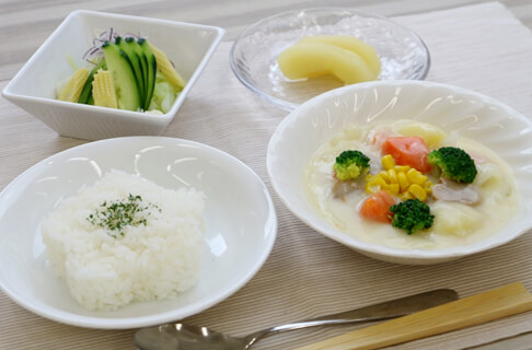 腎臓食　ご飯、チキンとコロコロ野菜のシチュー、野菜サラダ、りんごのコンポート