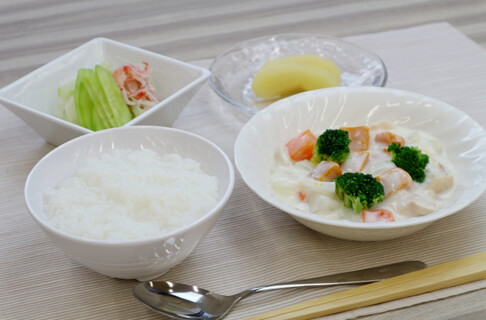 低残渣食　ご飯、チキンとコロコロ野菜のミルク煮、野菜サラダ、りんごのコンポート