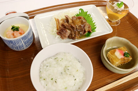 患者全粥食　青菜粥、豚肉の梅ソースがけ、茶碗蒸し、清まし汁の煮こごり、梅ゼリー