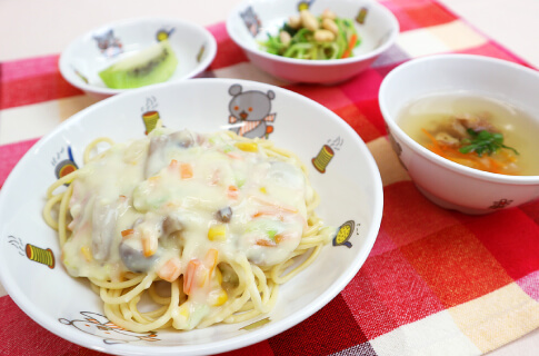 お豆いっぱいメニュー：豆乳のクリームスパゲティ、きゅうりと大豆のサラダ、鶏肉と野菜のスープ、キウイ