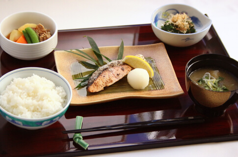 鮭の塩焼き、肉じゃが、ほうれん草のお浸し、ごはん、みそ汁