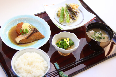 ぶり大根、天ぷら、菜の花のお浸し、ごはん、豆腐とわかめのみそ汁