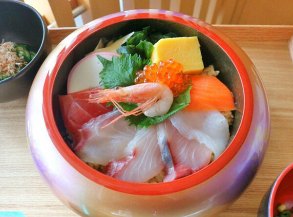 「朝獲れ海鮮丼」の取組が取材を受けました