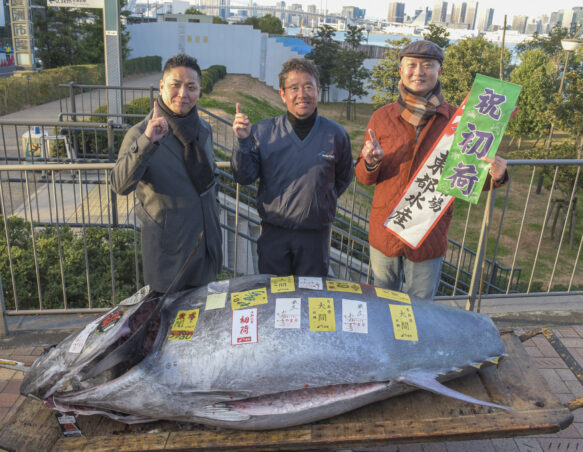 「THE GOLD ONLINE」に「鮨 銀座おのでら マグロの初競り」が紹介