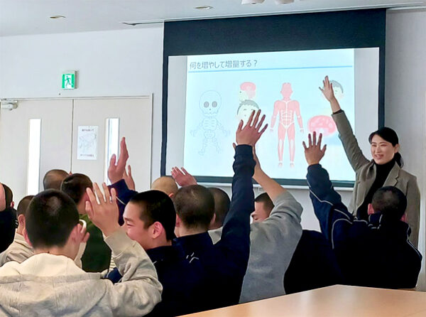 利根商業高等学校で、公認スポーツ栄養士 仲西加奈が栄養セミナーを実施